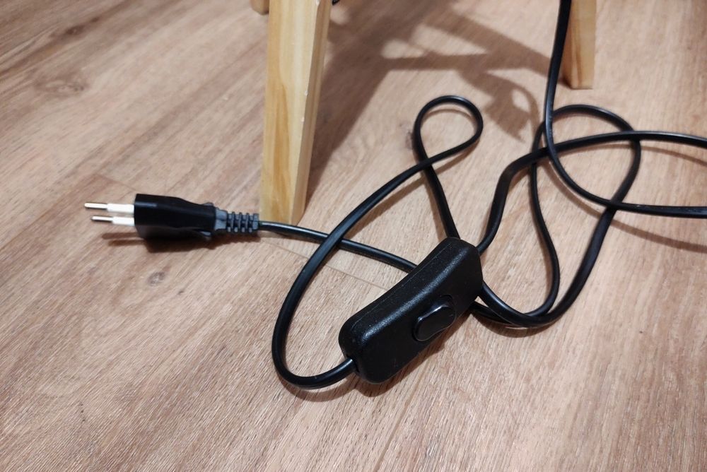 Podstawa lampy, drewniany statyw loft, stylowy trójnóg.
