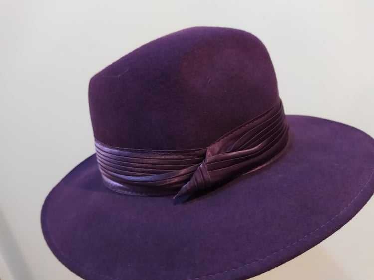 chapéus em feltro de lã (roxo e preto)