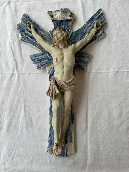 Cristo na cruz em cerâmica