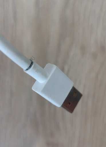 Cabo USB-C de carregamento rápido (Um pouco danificado mas não impeditivo do seu uso)
