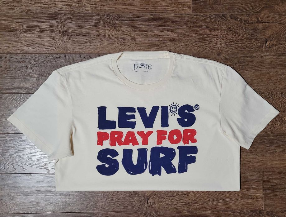 Футболка Levi's.