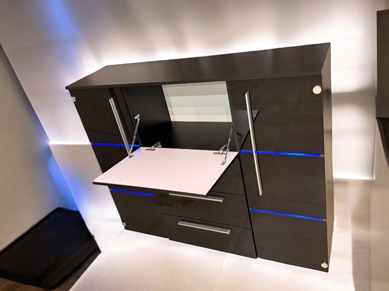 Komoda z barkiem szklane drzwi podswietlenie Led