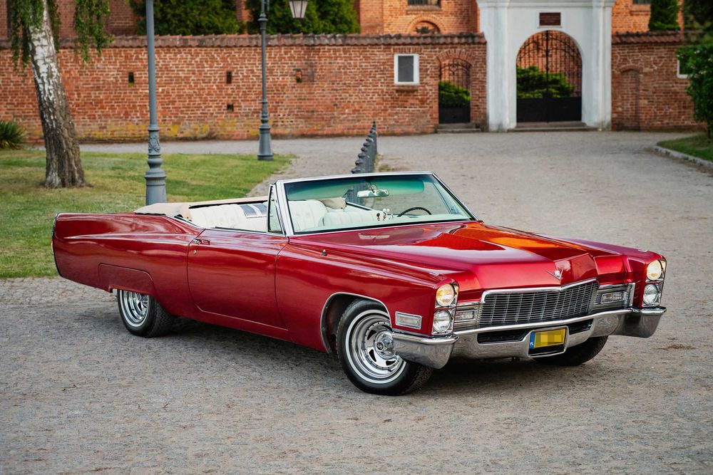 Auto do ślubu.   Cadillac DeVille 1968 Cabrio..