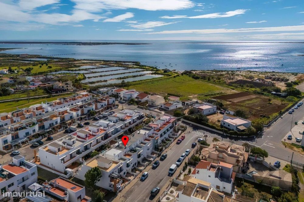 Moradia T2+1 com quintal e terraços com vista mar em Olhão, junto à Ri