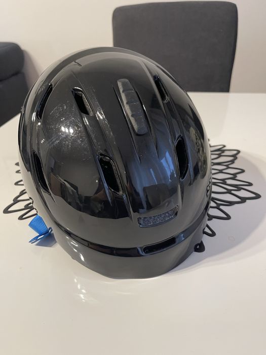 Kask narciarski.