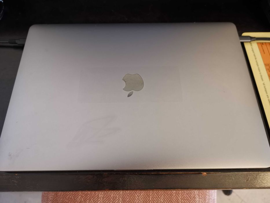 Macbook Pro 15'' 2018 16GB RAM+512GB Disco (só funciona com monitor externo)