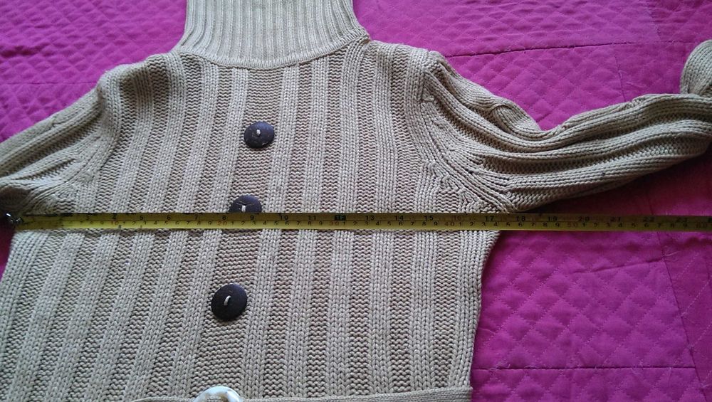 Красивый женский свитерок с ремешком