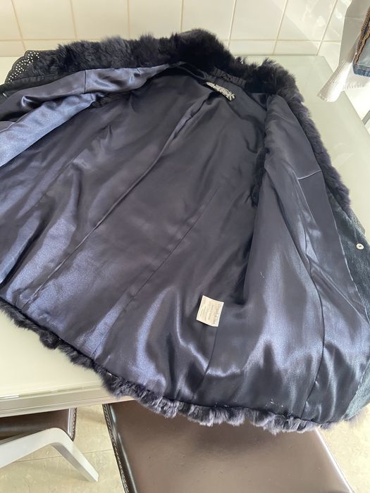 Colete azul escuro pelo verdadeiro