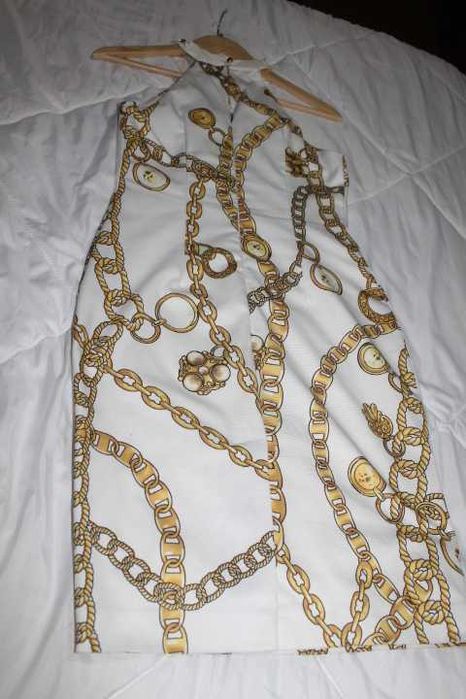 Vestido branco e dourado