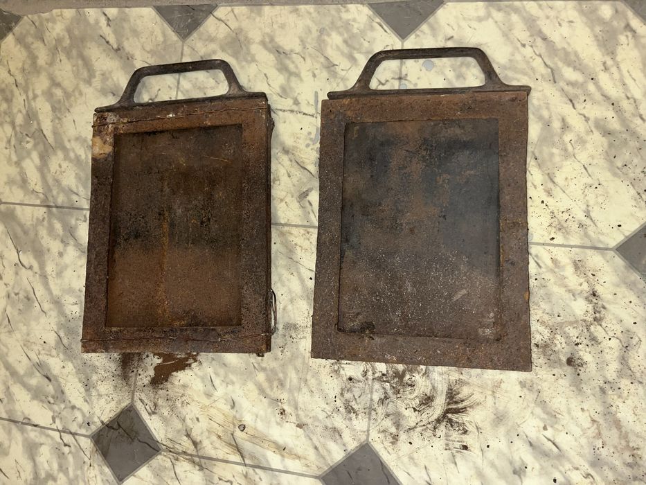 żeliwna zasuwa szyber szybra ze starej kuchni kaflowej