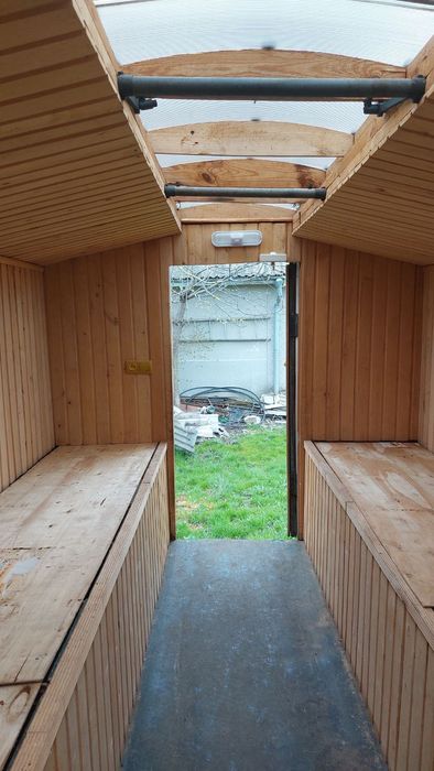 Апі-будинок на колесах, причеп для бджіл, павільйон для бджіл.