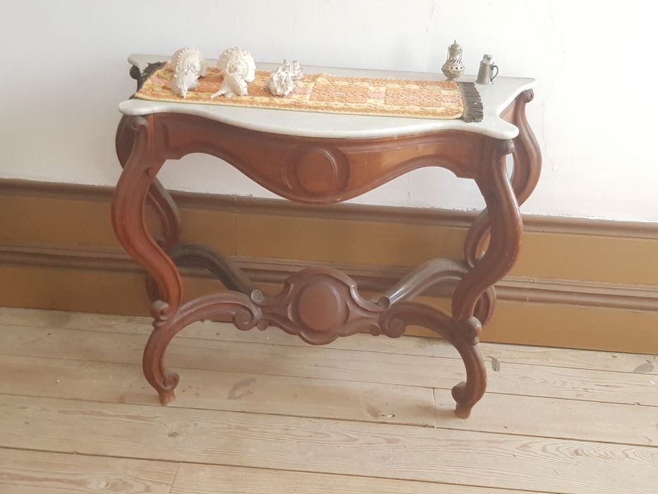 Móveis rústicos, credências, mesa e sofás