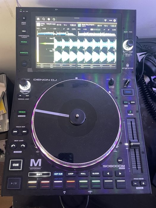 DENON DJ SC6000 PRIME e LC6000 PRIME, com 2 decksavers