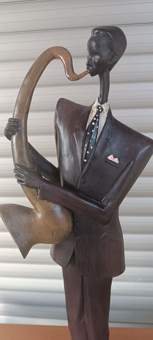 Estatueta que representa um músico