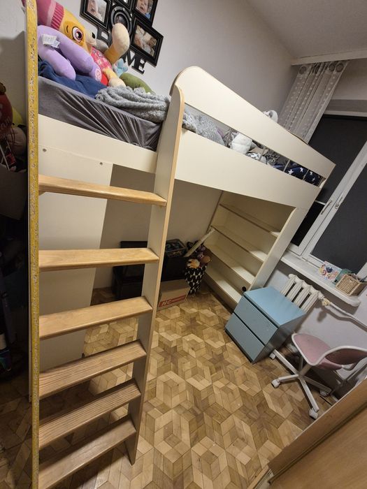 Łóżko piętrowe białe robione przez stolarza z regałami