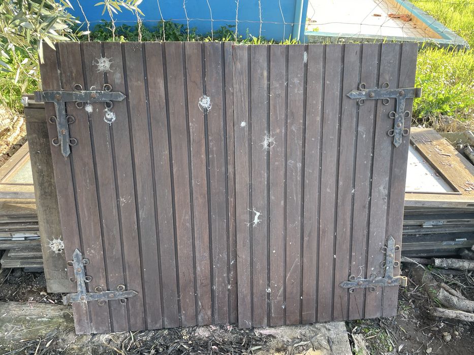 Portas e janelas dlem nadeira antigas