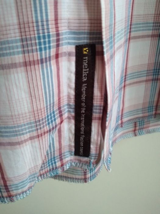 Koszula z krótkim rękawem.