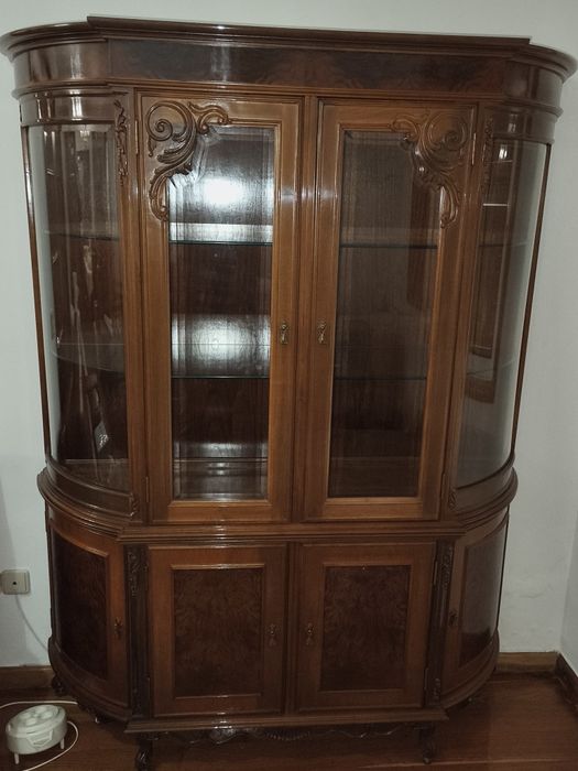 Móvel Cristaleira em Nogueira e Raiz Nogueira