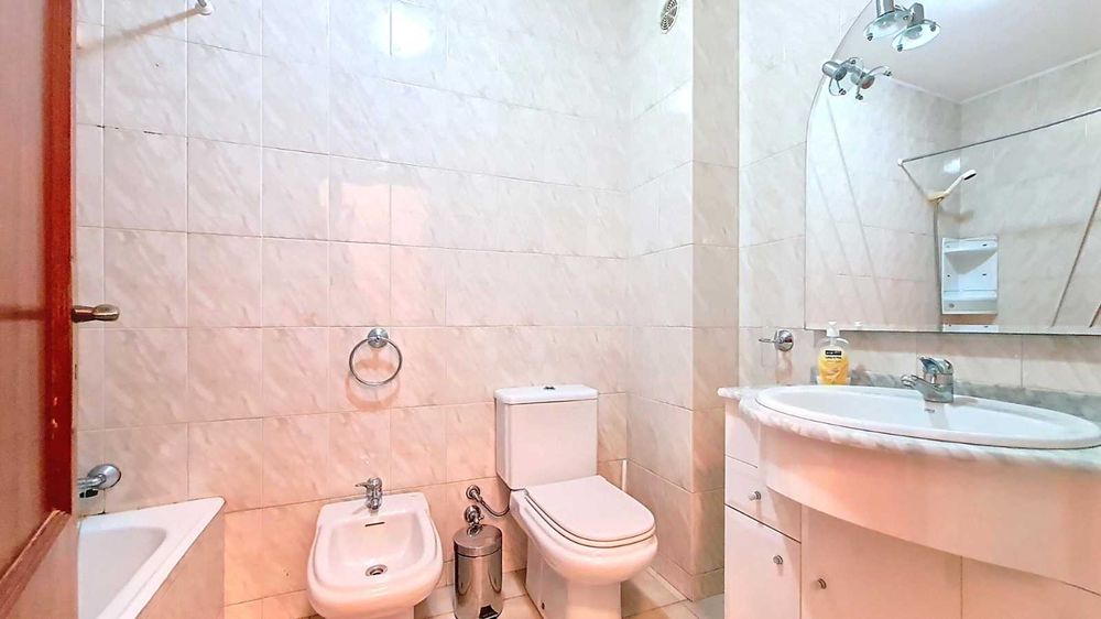 Arrenda-se T2 com garagem, perto da praia!