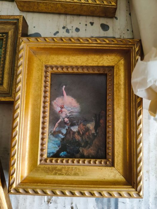Pequenos quadros com pinturas