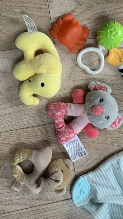 Zabawki dla niemowlaka - grzechotki, miekkie ksiażeczki, przytulanki