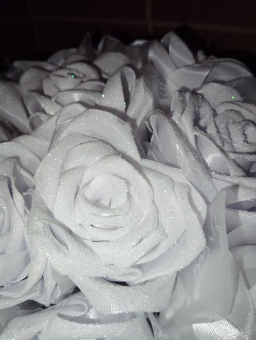 Букет с белых роз которые светятся