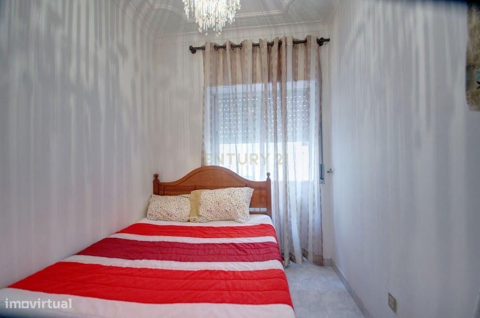 Prédio - Apartamento + Espaço Comercial - Centro Histórico da Nazaré