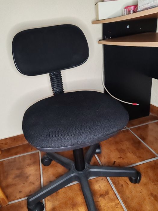 Secretaria em madeira com cadeira