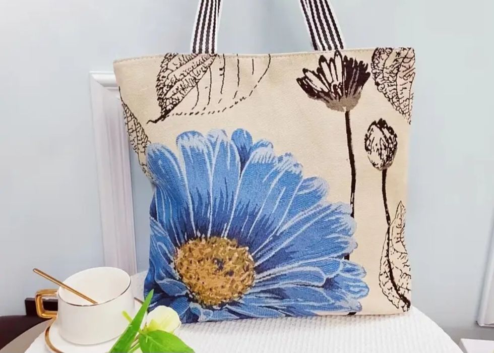 Сумка з етнічним квітковим візерунком.