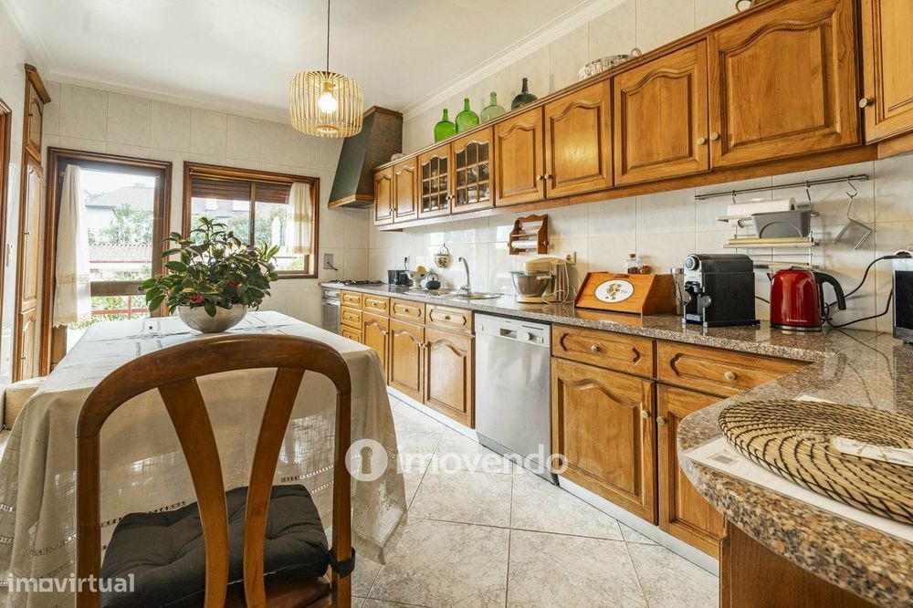 Moradia T4 com áreas amplas, garagem e jardim, na Maia