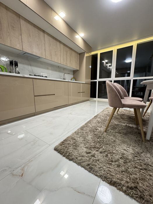 Трьохкімнатна квартра, вид на парк, дизайнерський ремонт для себе