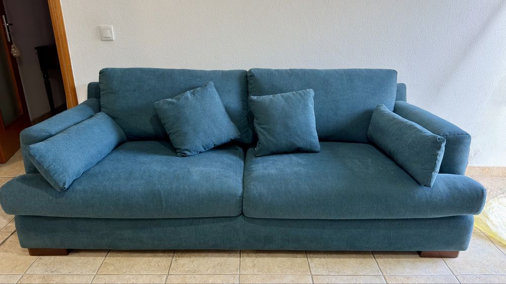 Sofá 3 lugares azul com almofada