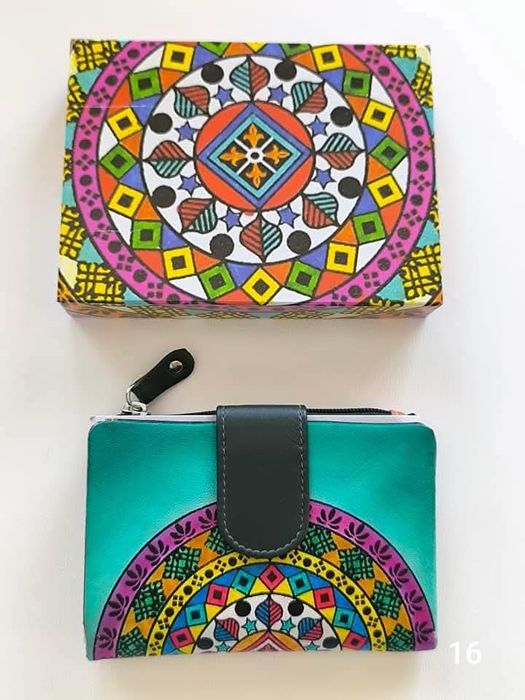 Carteira em pele 
Novo na caixa 
Tamanho 14*10