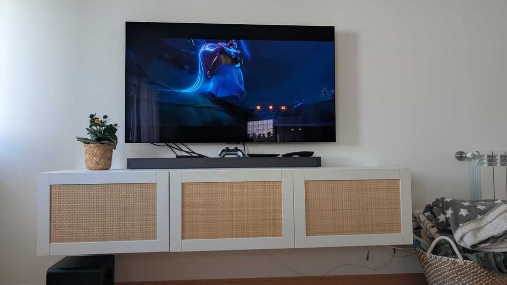 Móvel de TV branco e bege