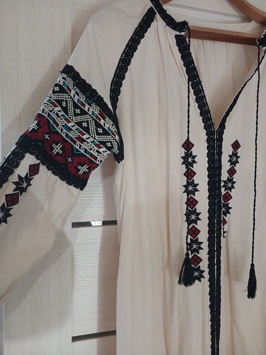 Продам вишивану сукню