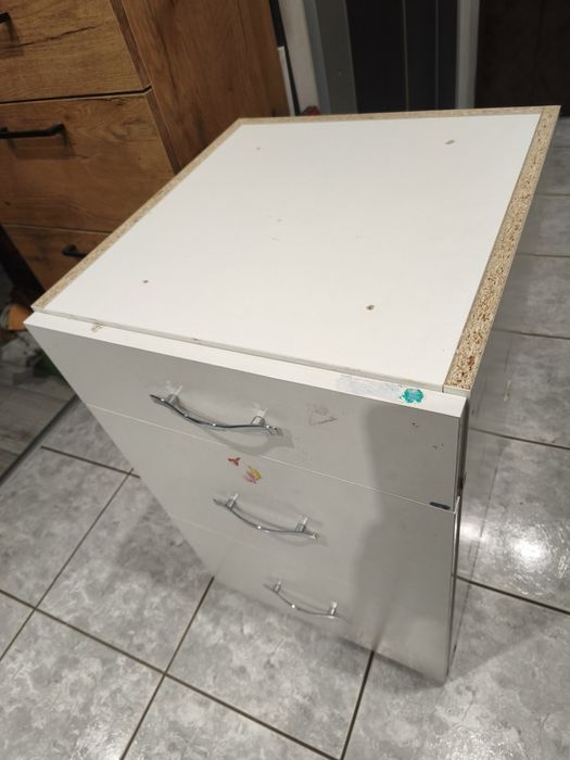 Pojemny kontenerek pod biurko komoda