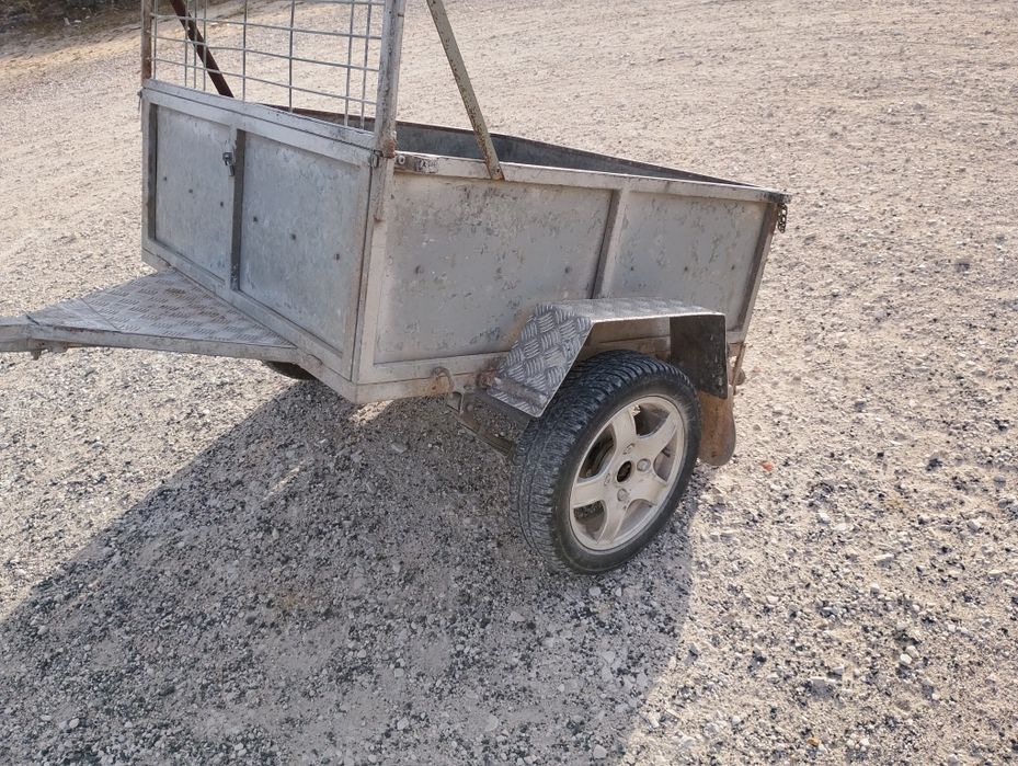 Reboque em bom em estado para venda