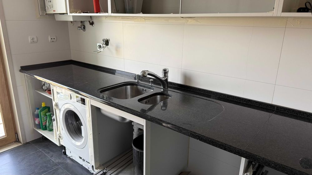 Bancada granito preto 4,5 m c/ lava-loiça inox e misturadora Parque das ...