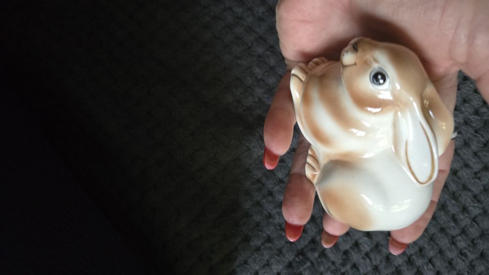 Zajaczek sygnowany.