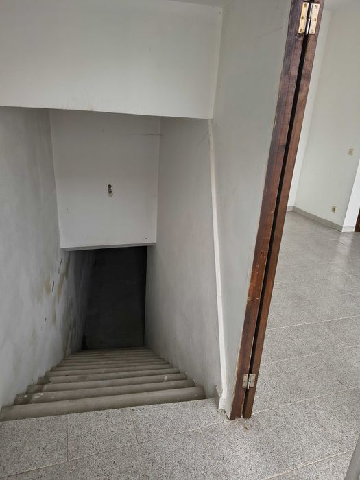 Loja com Arrecadação de Grandes Dimensões e Potencial de Conversão em Habitação | Marinha Grande