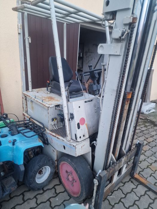 Wozek widlowy elektryczny