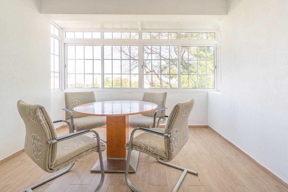 Quarto em apartamento de estudantes Nova SBE - ENTRADA IMEDIATA