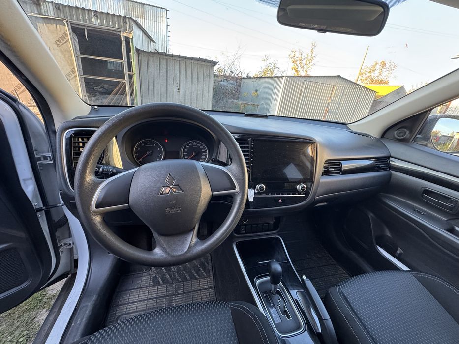 Продаж Mitsubishi Outlander 2021 року
