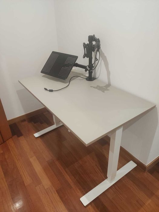 Secretária IKEA SKARSTA Manual Sit-Stand + Suporte para Portátil