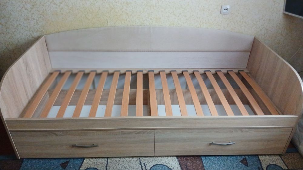 Ліжко. Розмір 2м,на 90см.має два висувні ящикс.