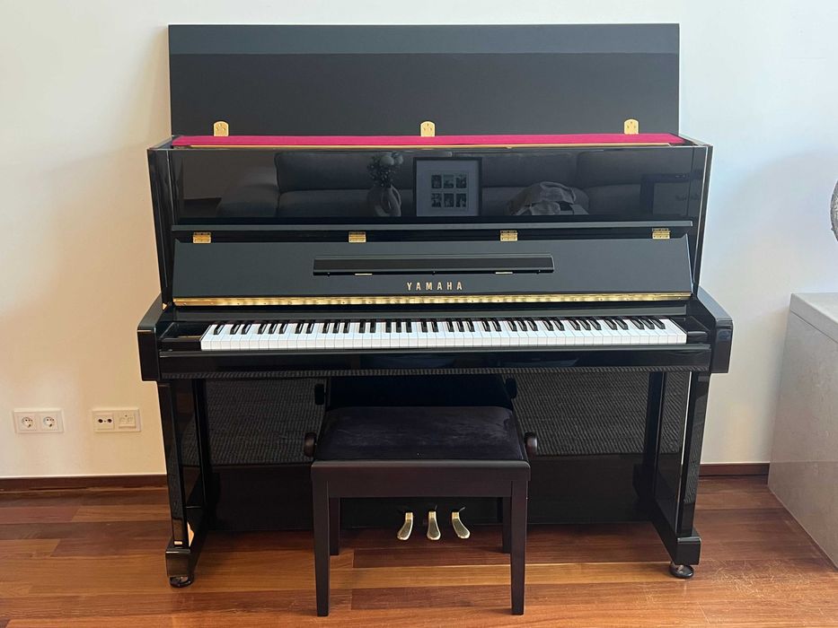 Piano Vertical Yamaha B3 PE Preto Polido – Como Novo, Sem Uso – Transporte Incluído