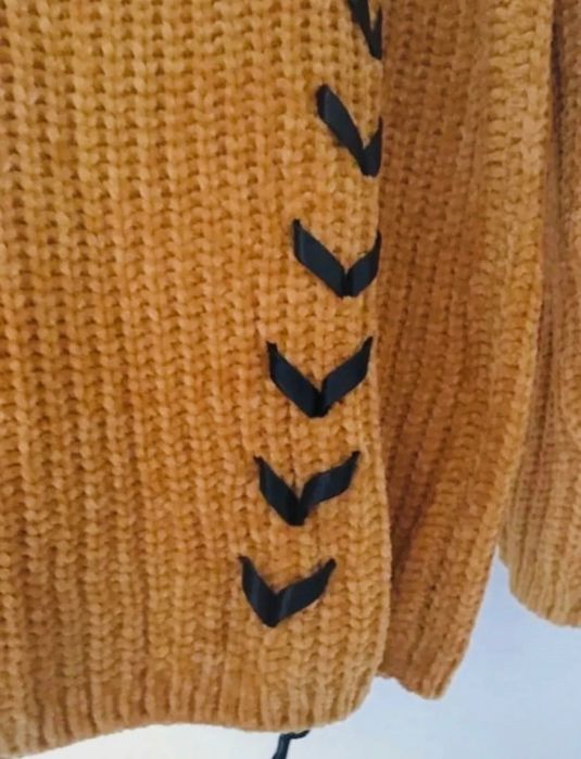 Sweter ze wstążkami