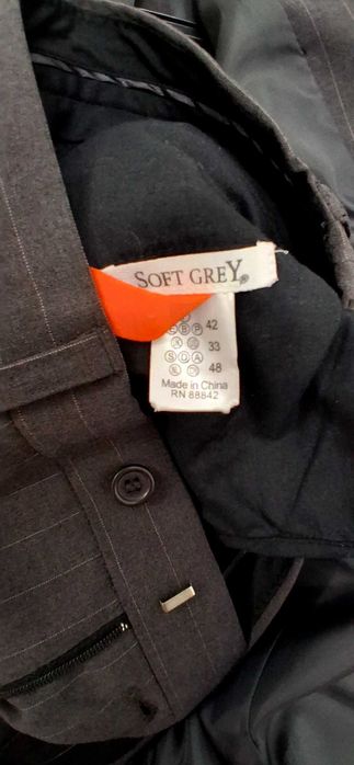 Fatos de homem completos (casaco tamanho 52 Barred's e 48 Soft Grey) (calça tamanho 46 e 42)