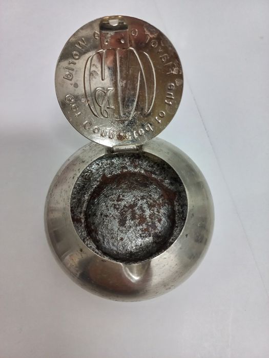 Pequeno  cinzeiro  em metal Vintage.