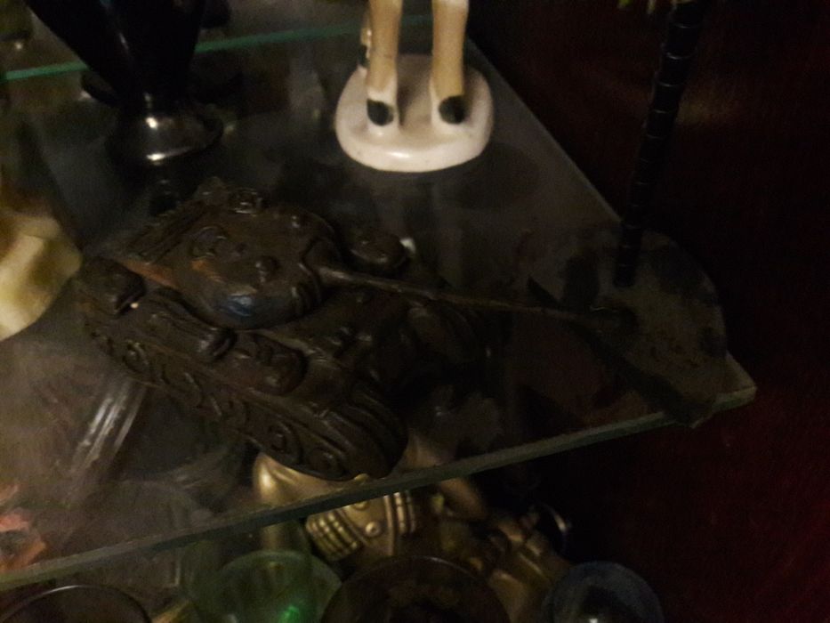 Коллекционная скульптура  танка